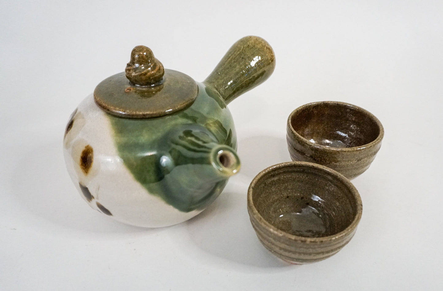 Teapot "kyusu" style and tea cups.